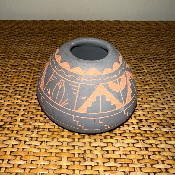 Navajo Pottery Hand Etched Pyramid Bird Geometric 3 1/8" Pot Gray Orange Signed - Picture 3 of 9